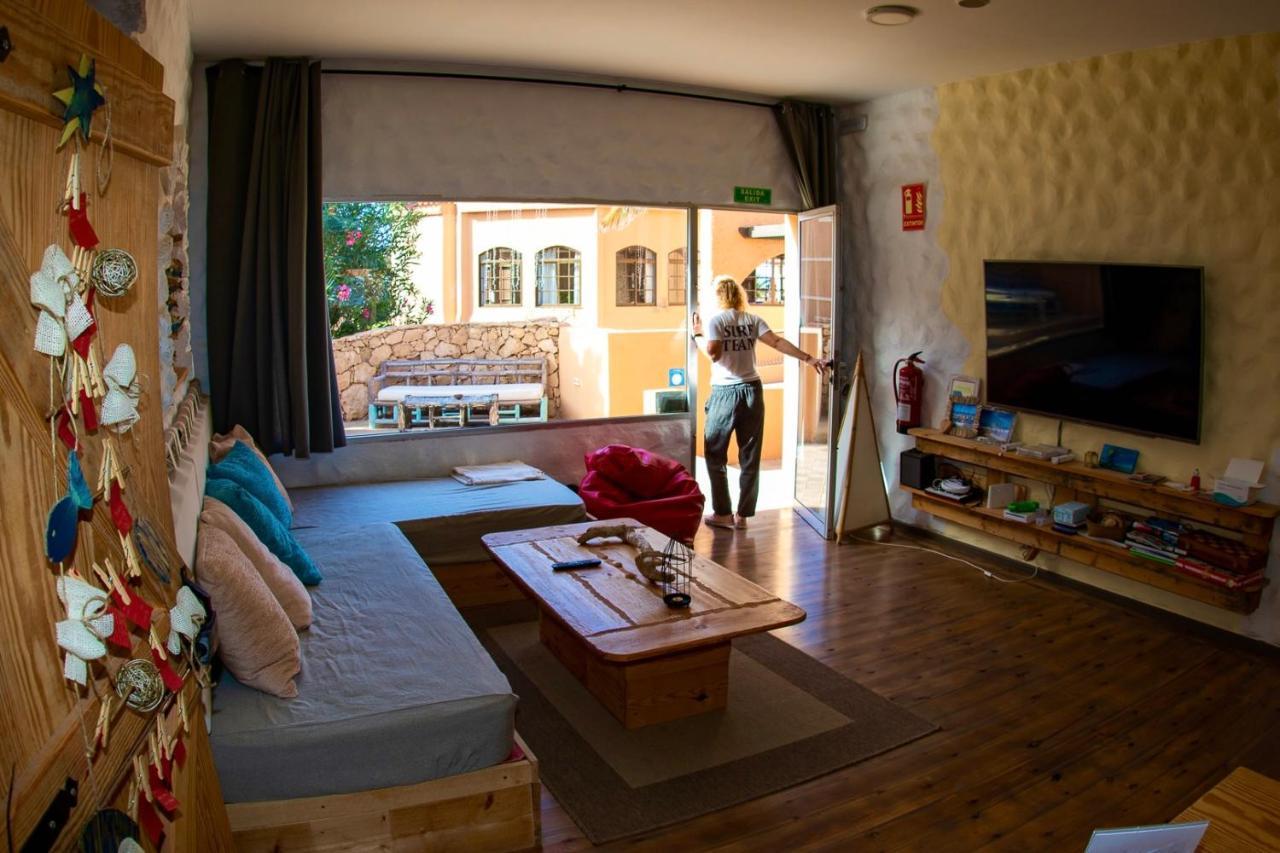 Wellenkind Surfschool Hostel Ла Паред Екстериор снимка